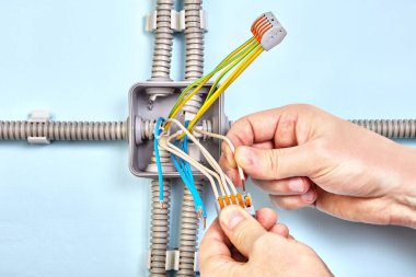 Bahar terminalleri ile birlikte telleri bağlarken.