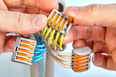 Elektrik telleri sıkma ile bağlı.