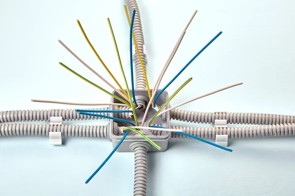 Boîte de jonction électrique avec six conduits électriques . — Photo