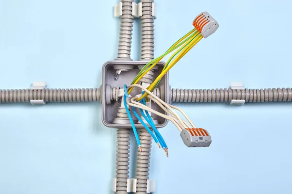 Connecteurs enfichables pour l'installation d'une boîte de jonction électrique . — Photo