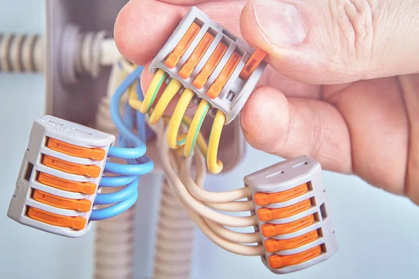 Conexiones de cable eléctrico con conectores enchufables . —  Fotos de Stock