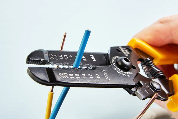 Herramienta pelacables corta cables durante la instalación de alambre eléctrico —  Fotos de Stock