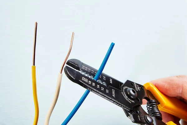 Usando cortador de pelacables durante la instalación de cableado eléctrico —  Fotos de Stock