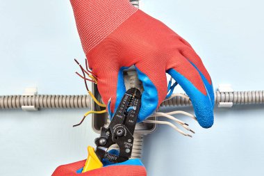 Crimper aracı ile bakır kablolama elektrikçi keser.