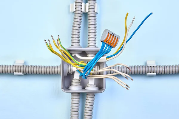 Câblage de boîte de jonction à domicile avec connexions de fil électrique . — Photo