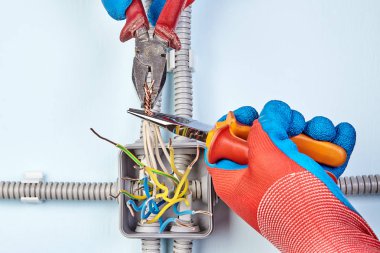 Elektrikçi iş araçları ile birlikte teller katılır.