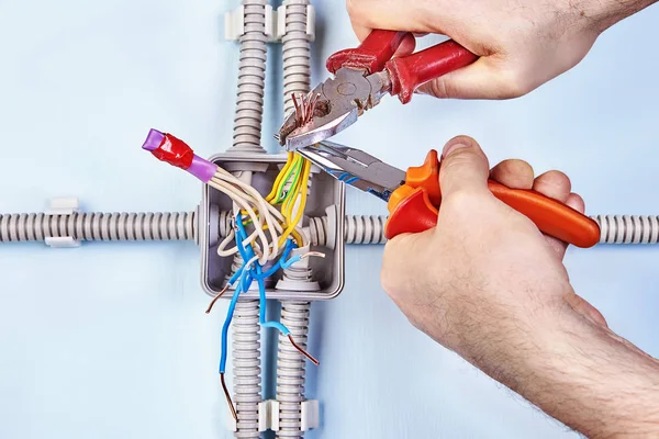 Electricista se une a los cables para un buen contacto . — Foto de Stock