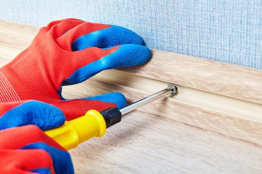 Kablo kanalı elektrikçi tarafından içinde vida sıkma.