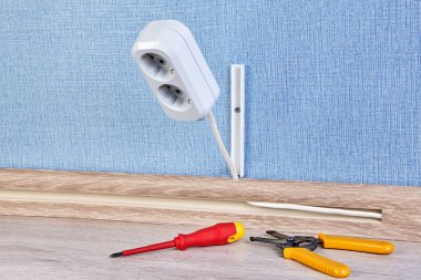 Duvar europlug el aletleri ile.