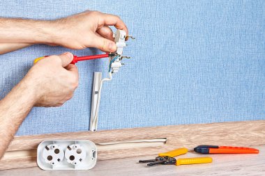 Elektrik prizinde büküm vidası.