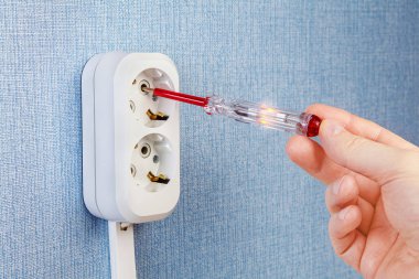 Elektrik test cihazı ile duvar prizinde voltajı kontrol etme.