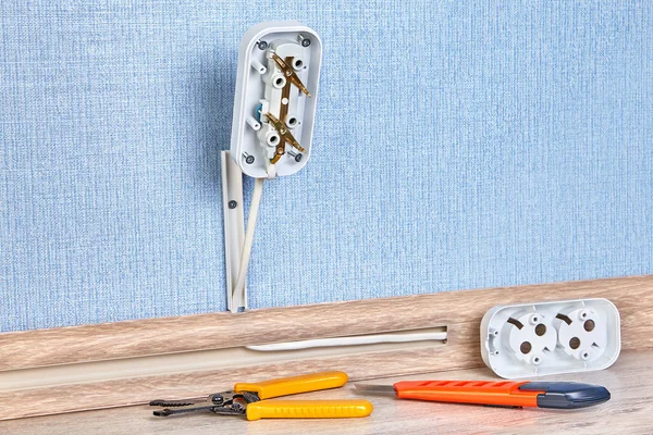 Instalación de tapones de pared con herramientas manuales . — Foto de Stock