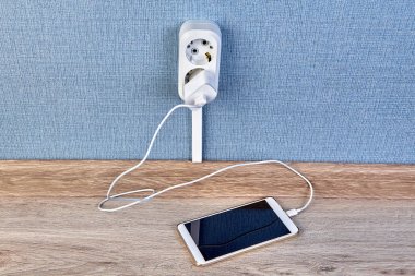Cep telefonu soket takılı.