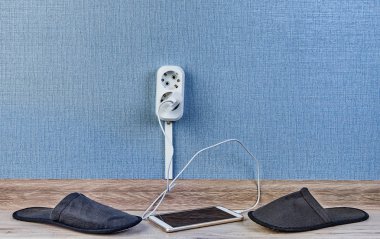 Cep telefonu yakındaki terlik ile şarj.