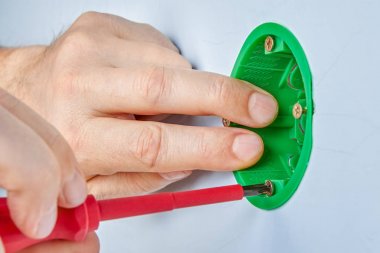 Duvar Lambası için yuvarlak çıkış kutusunun montajı.