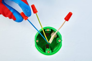 Yuvarlak elektrik kutusu ile elektrik tesisatı çalışması.