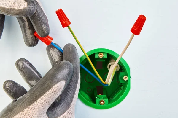 Yuvarlak elektrikli kutu ile elektrik bakımı.