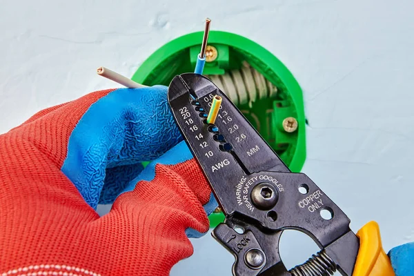 Elektrische installatiewerken met stripper. — Stockfoto