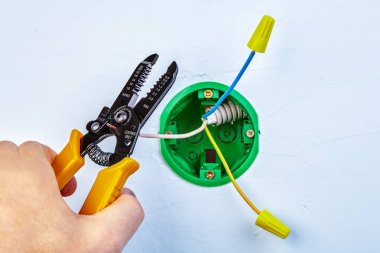 Kablo sökücü aracı kabloyu keser.