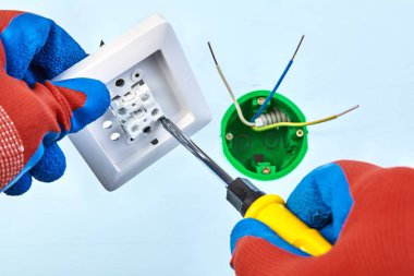 Işık anahtarı ile elektrik tesisatı çalışması.