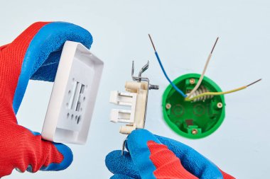 Yeni ışık anahtarının elektrik tesisatı.