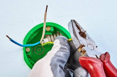 El aleti ile bakır kablolamanın kesme uçları.