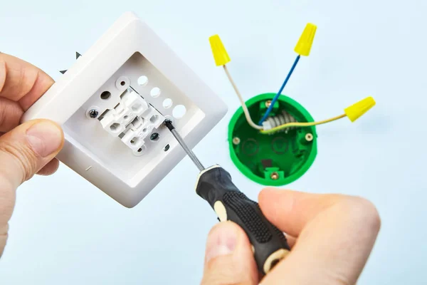 Electricista monta interruptor de luz doble . —  Fotos de Stock