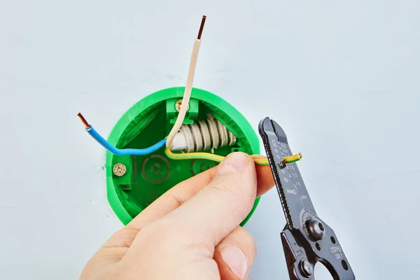 La herramienta Stripper elimina el aislamiento de los cables . — Foto de Stock