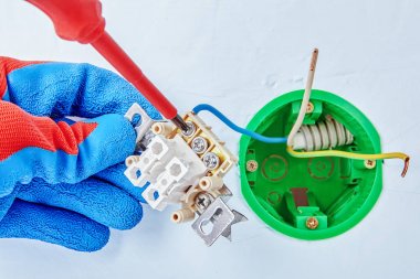 Soket kutusu ile elektrik işleri.