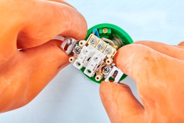 İşçi Avrupa standart düğmesine bastı.