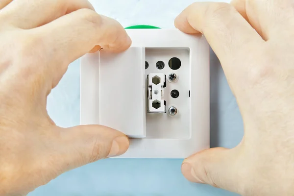 Reparador pone nuevos botones en interruptor de luz . — Foto de Stock