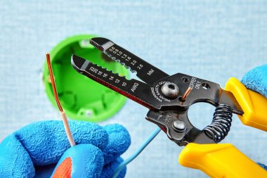 Striptizci ile yuvarlak elektrik kutusu montajı.