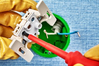 Dielektrik el aleti ile elektrik kutusunun montajı.