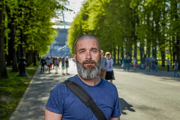 Porträt eines 43-jährigen ernsthaften Mannes. — Stockfoto