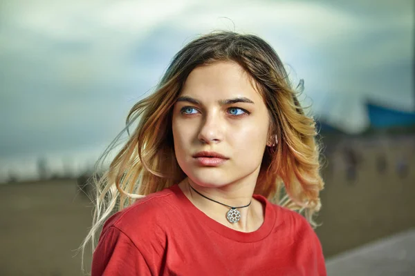 Mujer joven posa en terraplén . —  Fotos de Stock