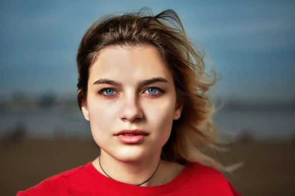 Buiten portret van Europees meisje. — Stockfoto