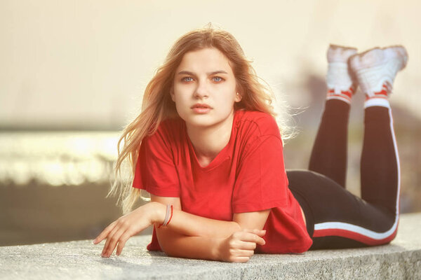 Девочка-подросток лежит на берегу моря
.