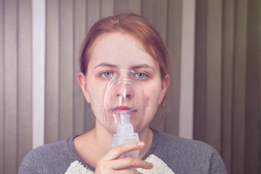 Nebülizör maskesi ile teneffüs yapma.