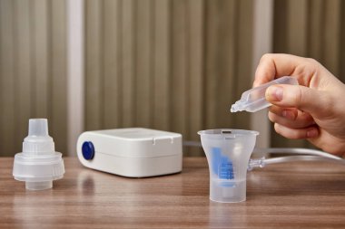 Nebülizör odası için ilaç karıştırma.
