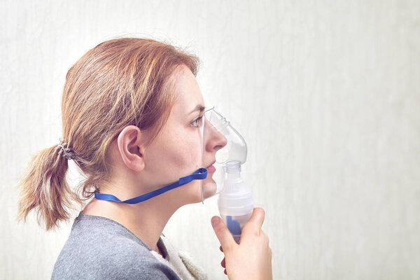 Вдыхание с помощью камеры распыления
.