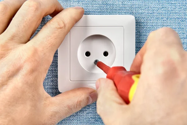 Instalación eléctrica y reparaciones, instalar toma de corriente . — Foto de Stock