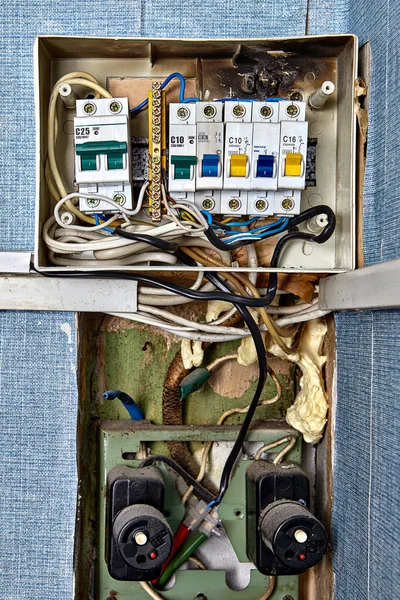 Skrzynka bezpiecznikowa ze spalonym panelem wyłącznika. — Zdjęcie stockowe