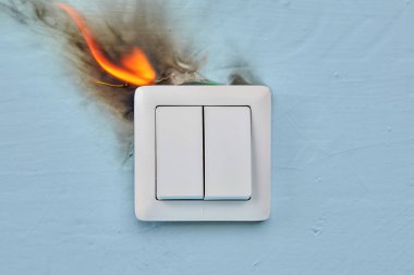 Ev yangınına arızalı elektrik kabloları neden oldu.