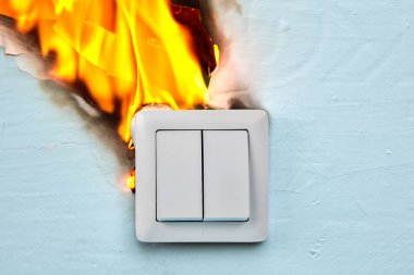 Arızalı priz elektrik yangınına neden olur.