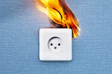 Yangın güvenliği ihlali olan elektrik prizi.