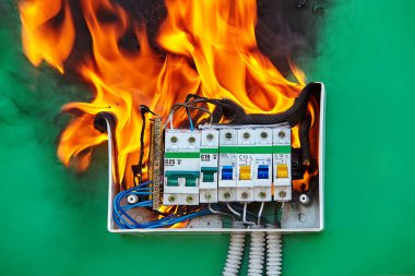 Gevşek teller elektrik sigorta kutusu içinde yangına neden oldu