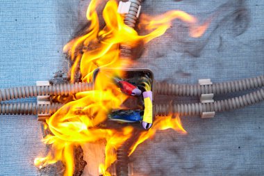 Evde yangın arızalı elektrik tesisatı nedeni.