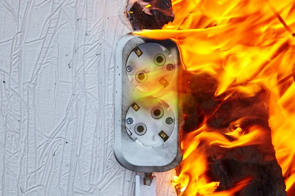电源插座成为导致公寓着火的原因. — 图库照片