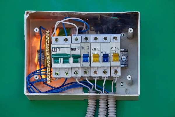 Panel eléctrico defectuoso puede causar un incendio . — Foto de Stock