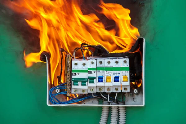 Problem mit elektrischer Verkabelung verursachte Brand. — Stockfoto